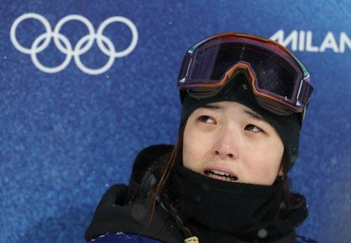 최가온이 금메달을 확정지은 뒤 뜨거운 눈물을 흘리고 있다. 사진=연합뉴스