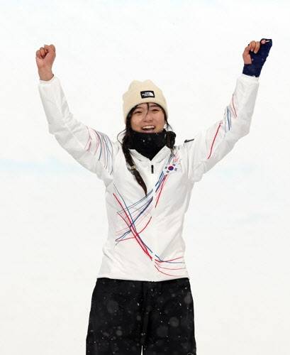 한국 설상 종목 최초의 금메달을 따낸 최가온이 시상대 위에서 기뻐하고 있다. 사진=연합뉴스