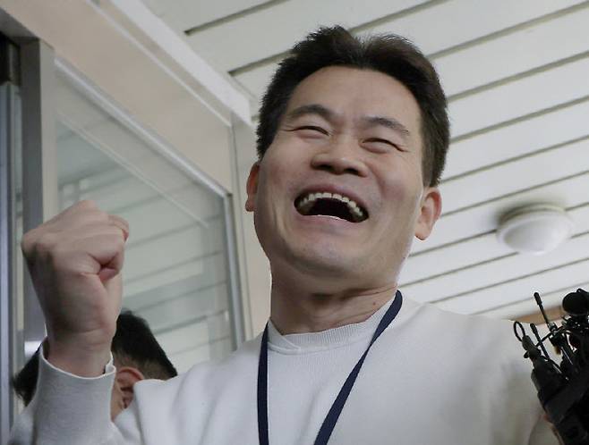 이재명 대통령과 김현지 청와대제1부속실장에 대한 허위 사실을 유포한 혐의로 고발된 한국사 강사 출신 보수 유튜버 전한길 씨가 12일 오전 서울시 동작구 노량진로 동작경찰서로 피의자 신분 첫 소환 조사에 출석하며 입장을 밝히고 있다. 전씨는 정보통신망 이용촉진 및 정보보호 등에 관한 법률 제70조 제2항(허위 사실 적시 명예훼손) 위반 혐의로 고발됐다. (사진=뉴스1)