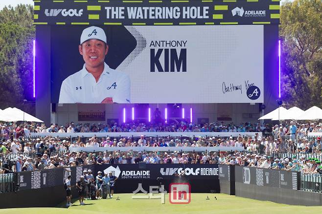 재미교포 앤서니 김이 12번홀에서 티샷을 하고 있다.(사진=LIV골프)