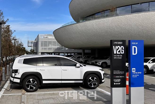 쏘카 전기차 차량이 충전을 하고 있다.(사진=쏘카)