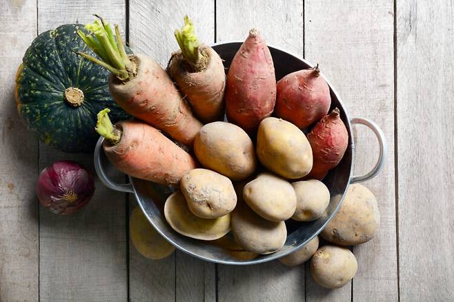 전문가들은 특히 전분이 많은 채소를 '반찬'이 아닌 '주식'처럼 먹는 습관을 경계한다. 사진=게티이미지뱅크