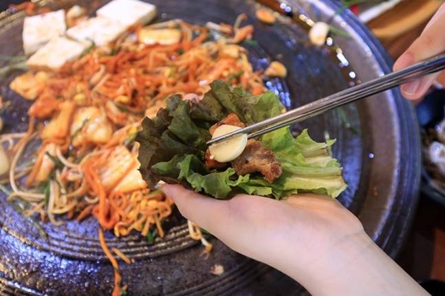 고기를 상추에 싸 먹으면 포만감을 주고 섭취량 조절에도 도움이 된다. 사진=게티이미지뱅크