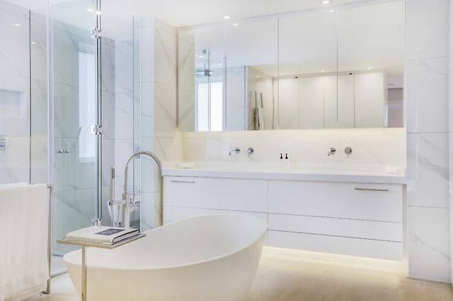 식초를 희석한 물을 뿌리면 거울을 더욱 손쉽게 닦을 수 있다. 사진=클립아트코리아