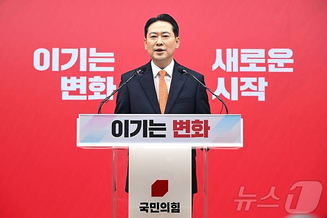 장동혁 국민의힘 대표가 지난 1월 7일 서울 여의도 중앙당사에서 열린 긴급기자회견에서 당명 개정 등 당 쇄신안 등을 발표하고 있다. (공동취재) 2026.1.7 ⓒ 뉴스1 이승배 기자