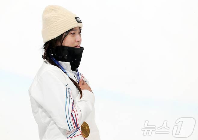 12일(현지시간) 이탈리아 리비뇨 스노파크에서 열린 2026 밀라노·코르티나담페초 동계올림픽 스노보드 여자 하프파이프 결선에서 90.25점을 받아 금메달을 획득한 스노보드 최가온이 눈물을 흘리며 국민의례를 하고 있다. 2026.2.13 ⓒ 뉴스1 김진환 기자