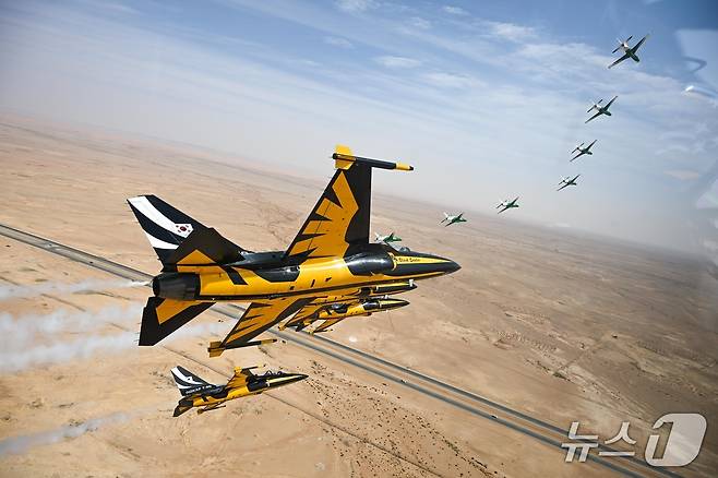 공군 특수비행팀 블랙이글스는 지난 10일(현지시간) 사우디 호크스와 세계 방위산업 전시회(WDS 2026)가 열린 사우디아라비아 리야드 컨벤션 센터 상공에서 우정비행 행사를 가졌다. 2026.2.13./ⓒ 뉴스1(공군 제공)