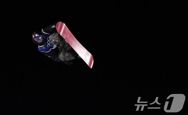 스노보드 유승은이 9일(현지시간) 이탈리아 리비뇨 스노파크에서 열린 2026 밀라노·코르티나담페초 동계올림픽 스노보드 여자 빅에어 결선 2차 시기에서 묘기를 부리고 있다. 2026.2.10 ⓒ 뉴스1 김성진 기자