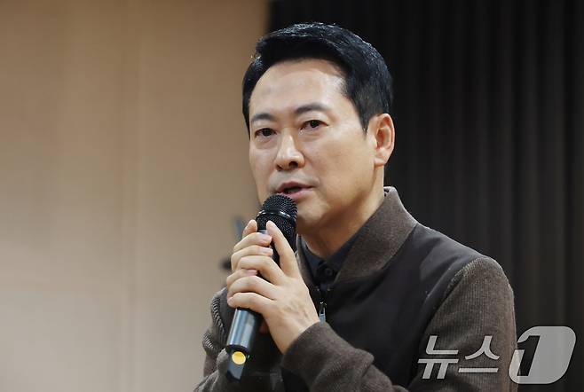 장동혁 국민의힘 대표가 13일 오전 서울 중구 중림종합사회복지관에서 열린 약자와의동행위원회 설맞이 봉사활동에서 인사말을 하고 있다. (공동취재) 2026.2.13 ⓒ 뉴스1 김명섭 기자