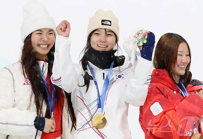12일(현지시간) 이탈리아 리비뇨 스노파크에서 열린 2026 밀라노·코르티나담페초 동계올림픽 스노보드 여자 하프파이프 결선에서 90.25점을 받아 금메달을 획득한 스노보드 최가온이 기뻐하고 있다. 2026.2.13 ⓒ 뉴스1 김진환 기자