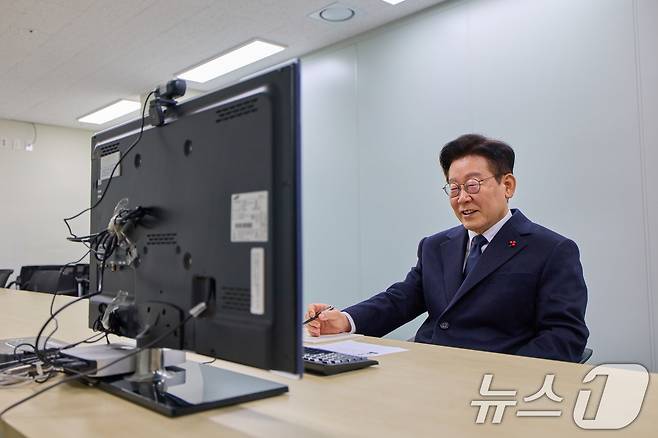 이재명 대통령이 26일 서울 세종대로 정부서울청사 내 위치한 초국가범죄 특별대응 TF를 찾아 캄보디아 현지에서 활동 중인 코리아전담반 직원들과 영상회의를 하고 있다. (청와대 제공. 재판매 및 DB 금지) 2026.1.26 ⓒ 뉴스1 이재명 기자