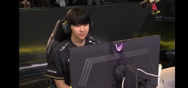 12일 서울 종로 롤파크 LCK아레나에서 열린 2026 LCK컵 플레이오프 1라운드 2세트, BNK피어엑스가 정교하게 설계된 초반 미드 갱과 랩터의 '랩신' 퍼포먼스를 앞세워 DN수퍼스를 꺾고 세트 스코어 1대1 균형을 맞췄다. (BNK 피어엑스 '랩터' 전어진 / BNK피어엑스 & DN수퍼스 =1:1). /사진=네이버 치지직 라이브영상 캡처