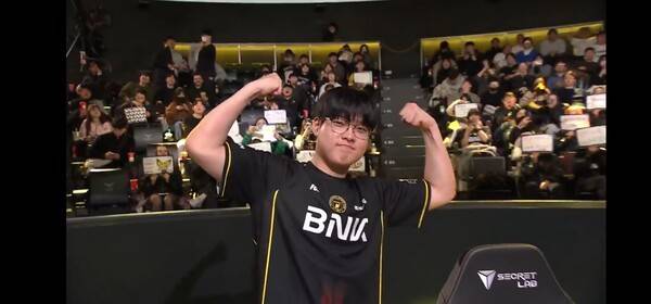 12일 종로 롤파크 LCK아레나에서 열린 2026 LCK컵 플레이오프 1라운드 마지막 세트에서 BNK피어엑스가 DN수퍼스를 3대2로 꺾고 최종 승리했다..( '빅라' 이대광 / BNK피어엑스 & DN수퍼스 =3:2). /사진=네이버 치지직 라이브영상 캡처