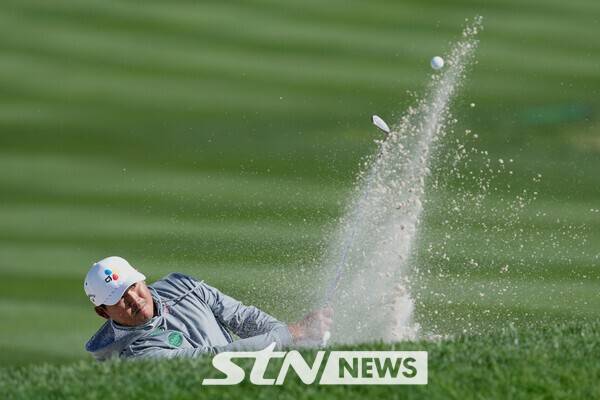 김시우가 미 캘리포니아주 페블비치 골프링크스에서 열린 미국프로골프(PGA) 투어 AT&T 페블비치 프로암 첫날 18번 홀 벙커에서 샷하고 있다. /사진=뉴시스(AP)