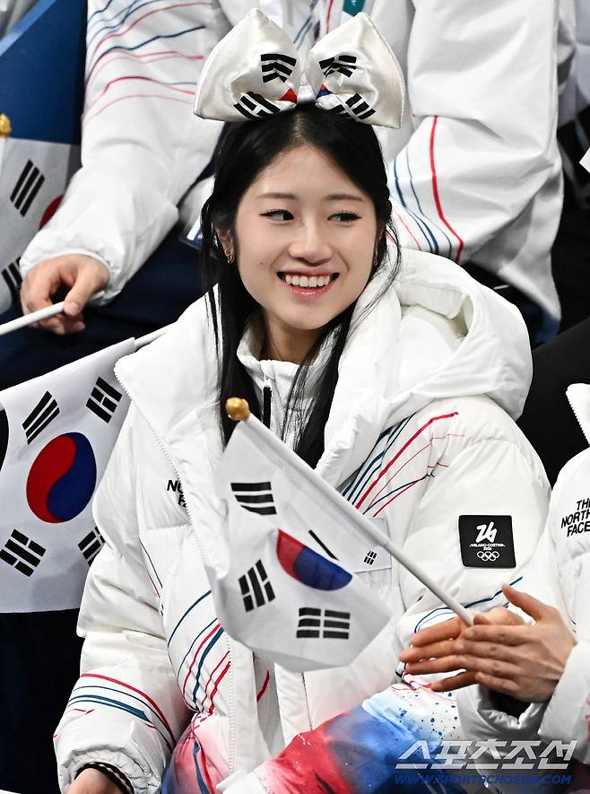 6일 이탈리아 밀라노 아이스스케이팅 아레나에서 열린 피겨 단체전 아이스댄스 경기. 응원을 보내고 있는 이해인. 밀라노(이탈리아)=송정헌 기자songs@sportschosun.com/2026.02.06/