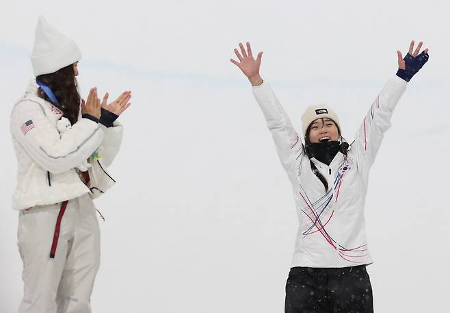 세대 교체

    (리비뇨=연합뉴스) 신준희 기자 = 12일(현지시간) 이탈리아 리비뇨 스노파크에서 열린 2026 밀라노-코르티나담페초 동계올림픽 스노보드 여자 하프파이프 결승에서 금메달을 따낸 최가온이 시상대에 오르며 기뻐하고 있다. 

    왼쪽은 은메달을 딴 미국 클로이 김. 2026.2.13