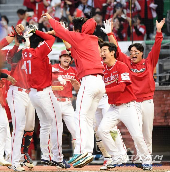 11일 인천SSG랜더스필드에서 열린 SSG와 삼성의 준PO 2차전. 9회말 1사 SSG 김성욱이 끝내기 홈런을 날린 뒤 환호하고 있다. 인천=박재만 기자 pjm@sportschosun.com/2025.10.11/