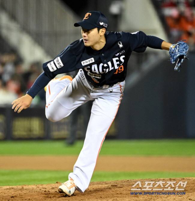 27일 서울 잠실구장에서 열린 한화와 LG의 한국시리즈 2차전. 7회말 한화 윤산흠이 역투하고 있다. 잠실=허상욱 기자wook@sportschosun.com/2025.10.27/