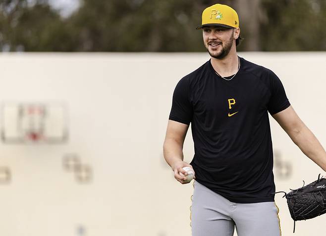 폴 스킨스가 캐치볼로 몸을 풀고 있다. 사진=피츠버그 파이어리츠 구단 X 계정