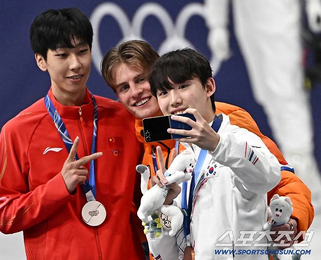 13일(한국시간) 이탈리아 밀라노 아이스스케이팅 아레나에서 쇼트트랙 남자 1000m 결승전이 열렸다. 임종언이 동메달을 획득했다. 수상자들과 함께 기념촬영을 하고 있는 임종언. 밀라노(이탈리아)=송정헌 기자songs@sportschosun.com/2026.02.13/