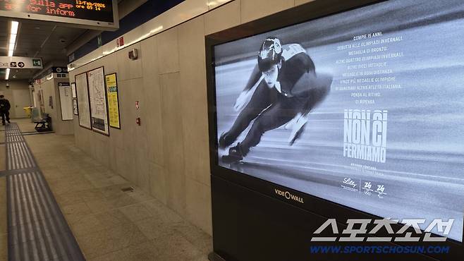 이탈리아 지하철에 나오는 밀라노동계올림픽 홍보 사진 속 폰타나. 폰타나는 "언제나 반드시 웃으세요"라고 전하고 있다. 밀라노(이탈리아)=송정헌 기자