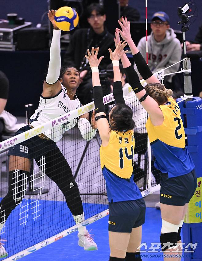 3일 수원실내체육관에서 열린 V리그 여자부 현대건설과 도로공사의 경기. 한국도로공사 모마가 공격을 시도하고 있다. 수원=허상욱 기자wook@sportschosun.com/2026.02.13/