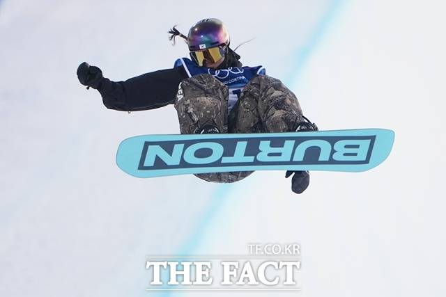 최가온이 11일(현지시간) 이탈리아 리비뇨 스노파크에서 열린 2026 밀라노·코르티나담페초 동계올림픽 스노보드 여자 하프파이프 예선 경기를 펼치고 있다. 최가온은 82.25점을 기록해 전체 6위로 결선에 진출했다. /리비뇨=신화·뉴시스