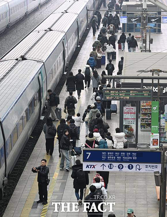 같은 시간 서울 용산구 용산역과 동대문구 청량리역에도 100여명의 시민들이 휴대전화와 손목시계를 번갈아보며 열차를 기다렸다. /박헌우 기자