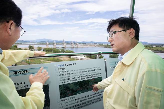 김성환 기후에너지환경부 장관(당시 환경부 장관)이 지난해 7월 30일 광주 남구 승촌보에서 보 운영 현황을 점검하고 있다. 기후에너지환경부. 연합뉴스