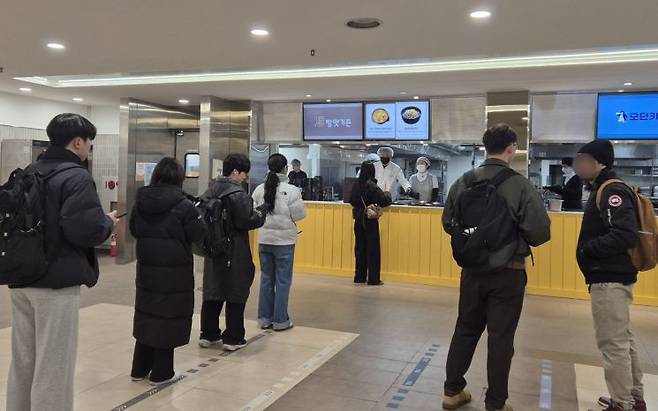 10일 오후 서울 서대문구 연세대 학생회관 1층 학생식당이 식사를 위해 학교를 찾은 학생들로 북적이고 있다. 오지은 기자