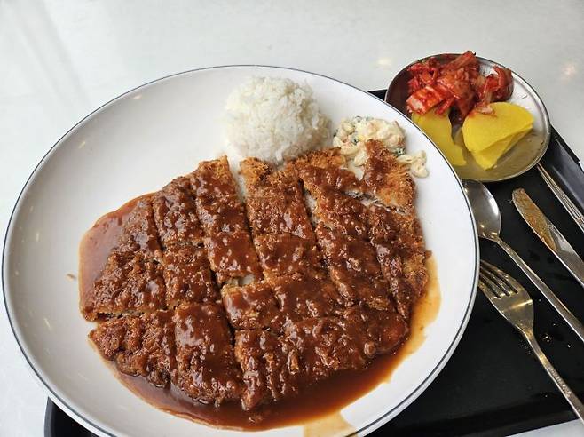 10일 정오께 서울 광진구 세종대 학생회관 지하 1층 학생식당에서 주문한 세종대왕돈까스. 가격은 6500원으로 저렴했지만, 시중 돈까스보다 크기가 푸짐했다. 박재현 기자