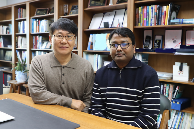 광운대학교는 박재영 전자공학과 교수 연구팀이 땀을 분석해 혈당과 나트륨, 체온 등을 실시간으로 측정하는 '피부 부착형 웨어러블 패치'를 개발했다고 밝혔다. 연구를 수행한 박재영 교수와 아부더스 박사과정. 광운대학교