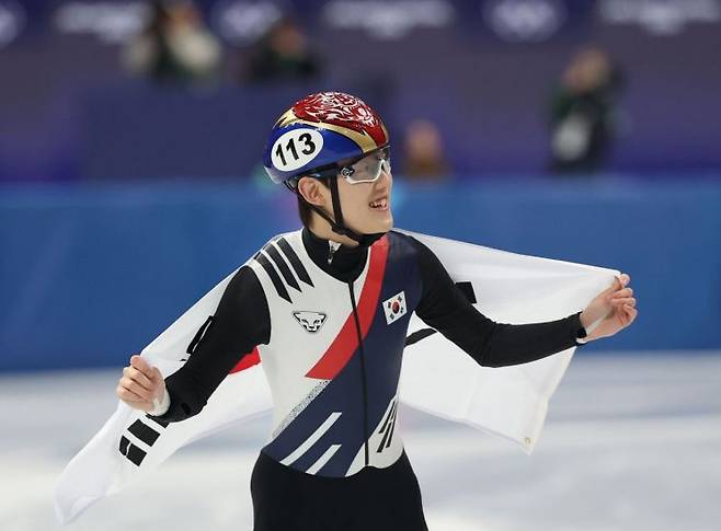 13일 이탈리아 밀라노 아이스스케이팅 아레나에서 열린 2026 밀라노ㆍ코르티나담페초 동계올림픽 쇼트트랙 남자 1000m 결승에서 동메달을 획득한 한국 임종언이 태극기를 몸에 두르고 기뻐하고 있다. 연합뉴스