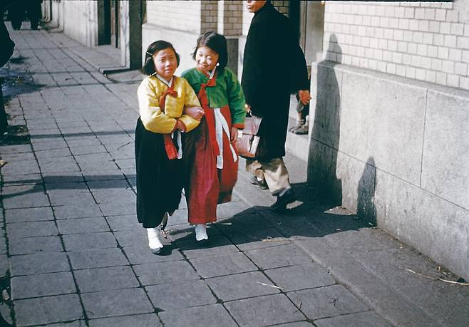 1948년 음력 설을 앞두고 한복을 곱게 차려 입은 소녀들이 나란히 걷고 있다. / 눈빛 아카이브