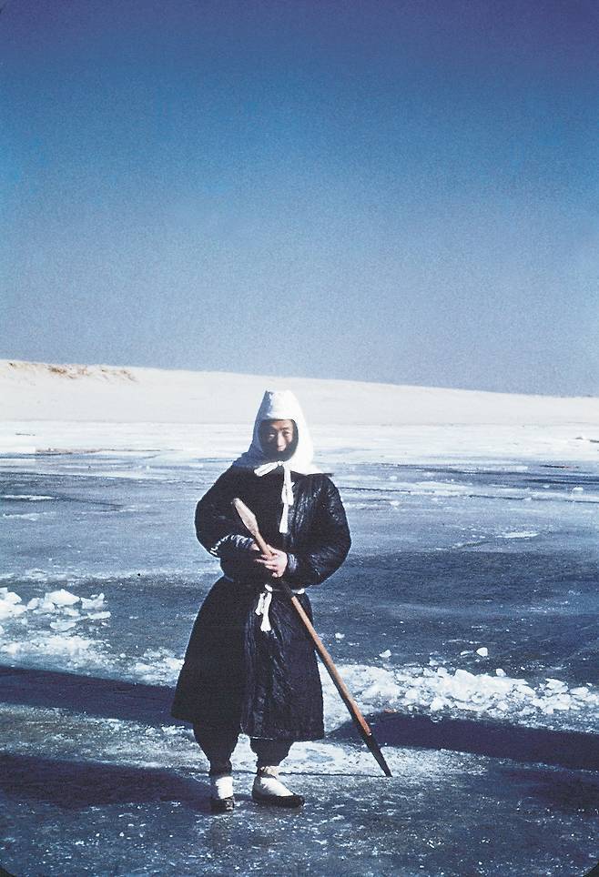 1948년 서울 한강, 당시만 해도 한강이 12cm 이상의 두께로 얼면 얼음을 깨서 보관하던 직업이 있었다. / 눈빛 아카이브