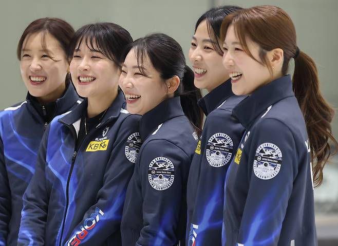 2026 밀라노·코르티나담페초 동계올림픽을 앞두고 지난 1월 27일 충북 진천선수촌 컬링장에서 컬링대표팀 선수들이 인터뷰를 하던 중 밝게 웃고 있다. 왼쪽부터 김은지, 설예은, 김수지, 김민지, 설예지./연합뉴스