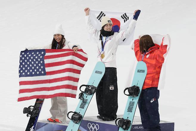 12일 밤(현지시간) 이탈리아 리비뇨 스노파크에서 2026 밀라노 코르티나 동계올림픽 스노보드 여자 하프파이프에 출전한 최가온이 한국 스키 사상 최초로 금메달을 획득했다. 대한민국 선수단 가운데 첫 금메달의 주인공이기도 하다. (왼쪽부터) 은메달 클로이 킴, 금메달 최가온, 동메달 오노 미쓰키 리비뇨=장련성 기자