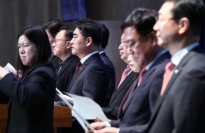 국민의힘 당내모임인 대안과미래 의원들이 14일 서울 여의도 국회 소통관에서 윤리위의 한동훈 전 대표 제명 결정에 대한 입장을 밝히고 있다. 2026.1.14 ⓒ 뉴스1 김도우 기자
