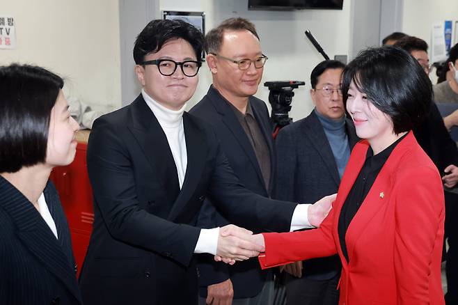 <YONHAP PHOTO-7082> 인사하는 국민의힘 배현진 의원과 한동훈 전 대표    (서울=연합뉴스) 신현우 기자 = 국민의힘 배현진 의원이 13일 국회 소통관에서 당 중앙윤리위원회가 본인에 대해 당원권 정지 1년 처분을 내린 것과 관련해 기자회견하기 앞서 한동훈 전 대표와 인사하고 있다. 한 전 대표 왼쪽은 국민의힘 한지아 의원, 오른쪽은 안상훈 의원과 유용원 의원. 2026.2.13    nowwego@yna.co.kr/2026-02-13 19:13:45/<저작권자 ⓒ 1980-2026 ㈜연합뉴스. 무단 전재 재배포 금지, AI 학습 및 활용 금지>