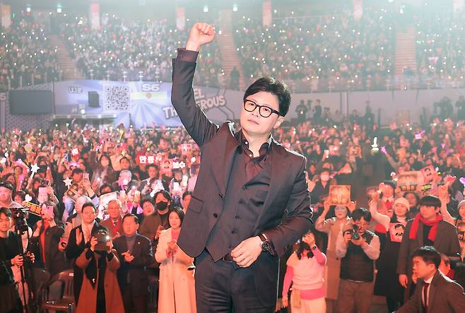 국민의힘 한동훈 전 대표가 8일 서울 송파구 잠실실내체육관에서 열린 토크콘서트에서 주먹을 들어올리고 있다. 연합뉴스