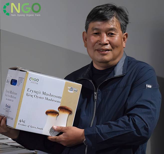 김익동 남경오가닉팜 대표가 수출용으로 포장된 새송이버섯을 들어 보이고 있다. 남경오가닉팜(유) 제공