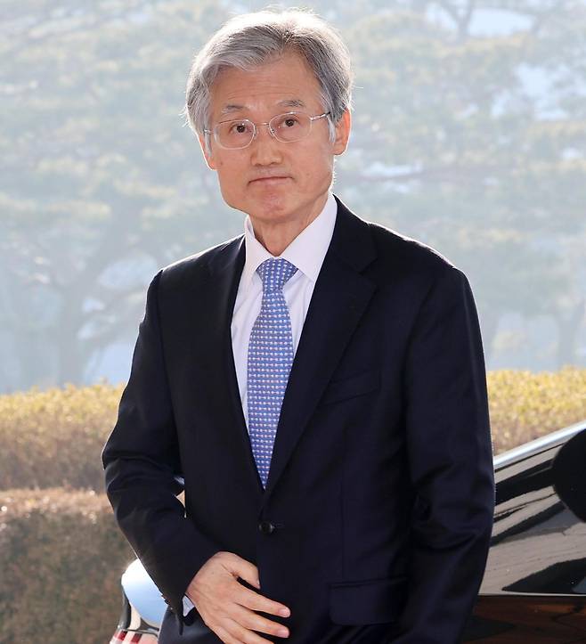 조희대 대법원장이 12일 오전 서울 서초구 대법원으로 출근하고 있다. 조 대법원장은 이른바 재판소원법과 대법관 증원법 등이 국회 법제사법위원회를 통과한 것에 대해 “국민에게 엄청난 피해가 가는 문제”라고 밝혔다. 뉴시스