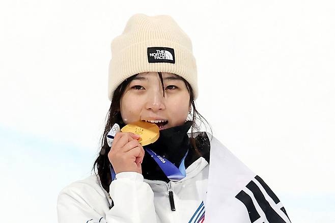 12일(현지시간) 이탈리아 리비뇨 스노파크에서 열린 2026 밀라노·코르티나담페초 동계올림픽 스노보드 여자 하프파이프 결선에서 90.25점을 받아 금메달을 획득한 스노보드 최가온이 기뻐하고 있다. 2026.2.13 리비뇨=뉴스1
