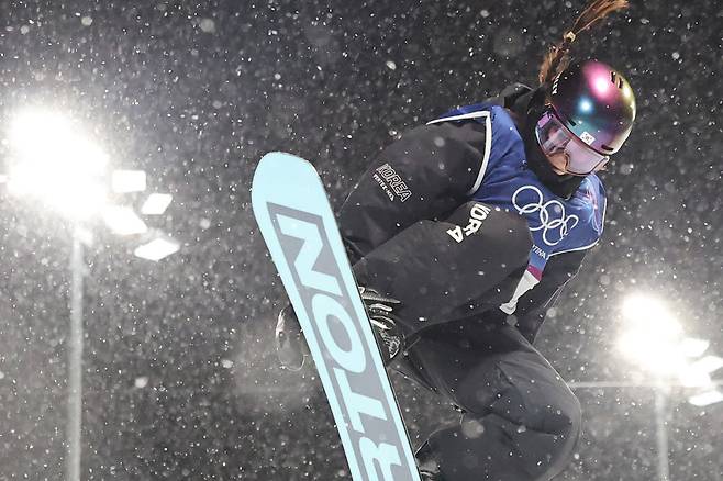 스노보드 최가온이 12일(현지시간) 이탈리아 리비뇨 스노파크에서 열린 2026 밀라노·코르티나담페초 동계올림픽 스노보드 여자 하프파이프 결선 3차전 경기를 마친 뒤 눈물을 흘리고 있다. 이날 최가온은 1,2차 경기에서 넘어진 후 3차 시기에 90.25점을 받아 단독 1위에 올라서 금메달을 획득했다. 2026.2.13 리비뇨=뉴스1