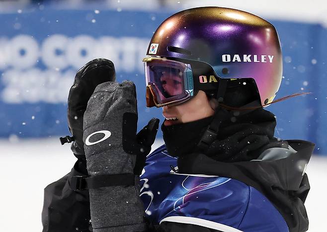 스노보드 최가온이 12일(현지시간) 이탈리아 리비뇨 스노파크에서 열린 2026 밀라노·코르티나담페초 동계올림픽 스노보드 여자 하프파이프 결선 3차전 경기를 마친 뒤 눈물을 흘리고 있다. 이날 최가온은 1,2차 경기에서 넘어진 후 3차 시기에 90.25점을 받아 단독 1위에 올라서 금메달을 획득했다. 2026.2.13 리비뇨=뉴스1