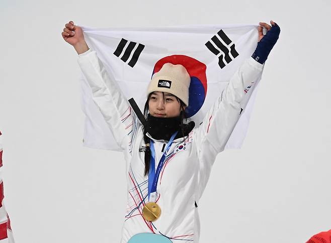2026 밀라노·코르티나담페초 동계올림픽이 진행중인 12일(현지시간) 이탈리아 리비뇨 스노우파크에서 열린 여자 하프파이프 결선에서 우승한 최가온이 메달 수여식을 하고 있다.