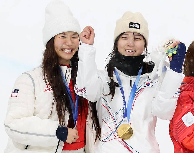 12일(현지시간) 이탈리아 리비뇨 스노파크에서 열린 2026 밀라노·코르티나담페초 동계올림픽 스노보드 여자 하프파이프 결선에서 90.25점을 받아 금메달을 획득한 스노보드 최가온이 은메달을 획득한 미국의 클로이 김(왼쪽)과 기뻐하고 있다. 2026.2.13 뉴스1