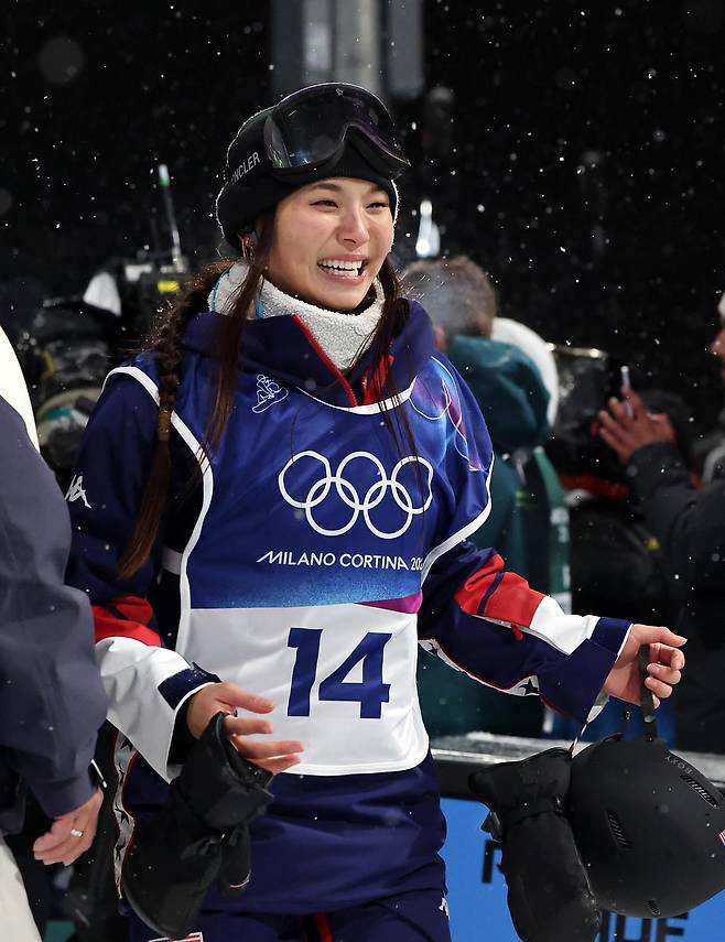 미국의 클로이 김이 12일(현지시간) 이탈리아 리비뇨 스노파크에서 열린 2026 밀라노-코르티나담페초 동계올림픽 스노보드 여자 하프파이프 결선에서 은메달이 확정된 뒤 환하게 웃고 있다. 2026.2.13 뉴스1