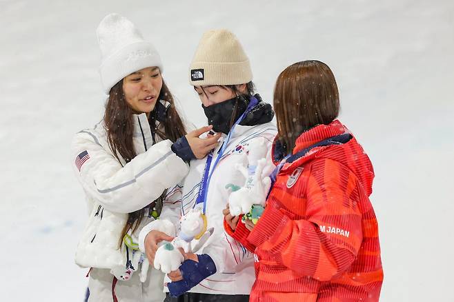 12일 밤(현지시간) 이탈리아 리비뇨 스노파크에서 2026 밀라노 코르티나 동계올림픽 스노보드 여자 하프파이프에 출전한 최가온이 한국 스키 사상 최초로 금메달을 획득했다. 대한민국 선수단 가운데 첫 금메달의 주인공이기도 하다. (왼쪽부터) 은메달 클로이 킴, 금메달 최가온, 동메달 오노 미쓰키 리비뇨. 사진공동취재단/전영한 기자 scoopjyh@donga.com