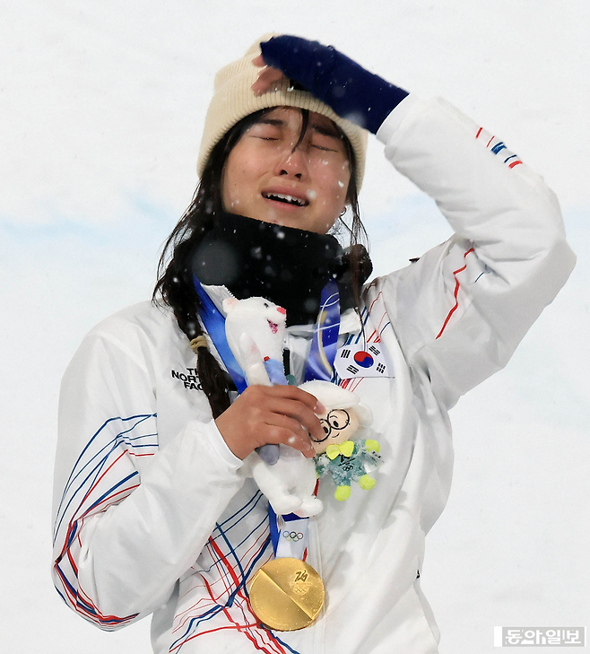 12일(현지 시각) 이탈리아 리비뇨 스노우파크에서 열린 겨울올림픽 스키 스노보드 여자 하프파이프 결선에서 한국 최가온이 90.25점으로 금메달을 목에 건 뒤 눈물을 흘리고 있다. 리비뇨=전영한 기자 scoopjyh@donga.com